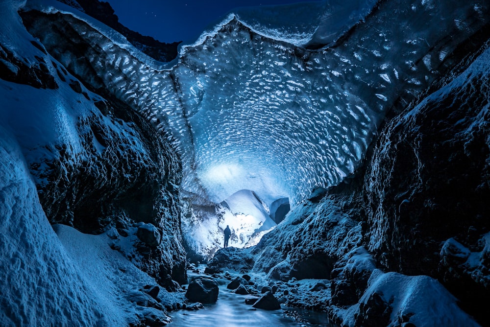 黒と白の雪の洞窟
