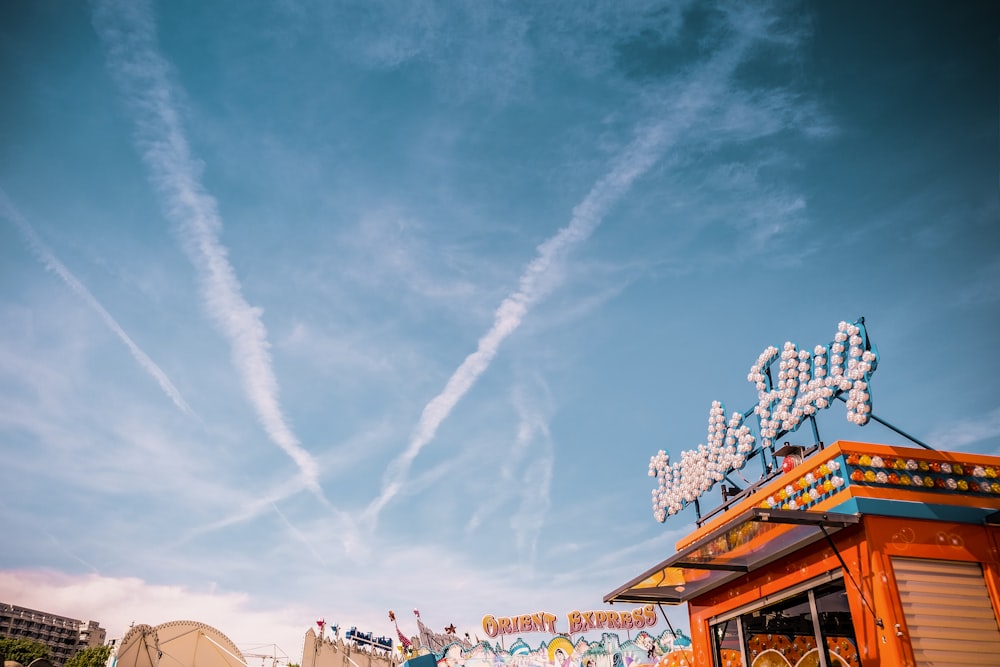 fotografia dal basso del carnevale sotto il cielo blu