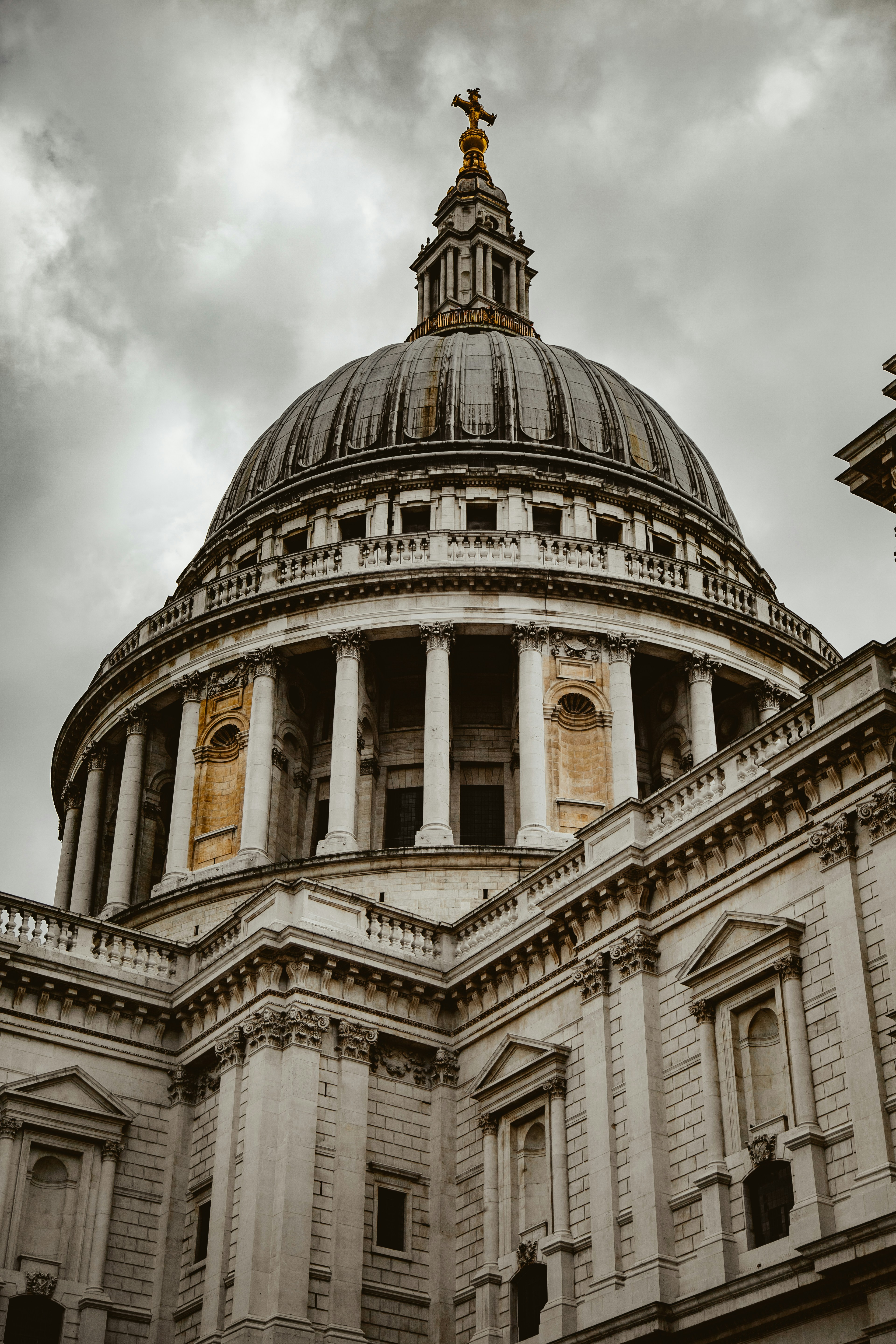 Foto zum Thema Blick aus der Sicht des Mannes auf die Kathedrale Kostenloses Bild zu