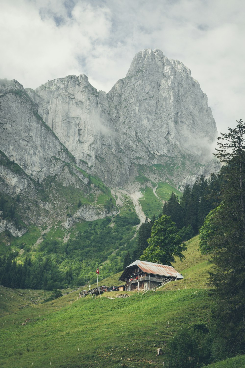 Maison en béton gris près de la montagne