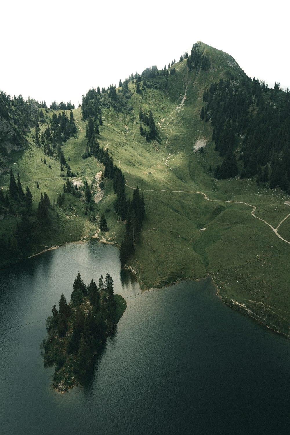 Una pequeña isla en medio de un lago