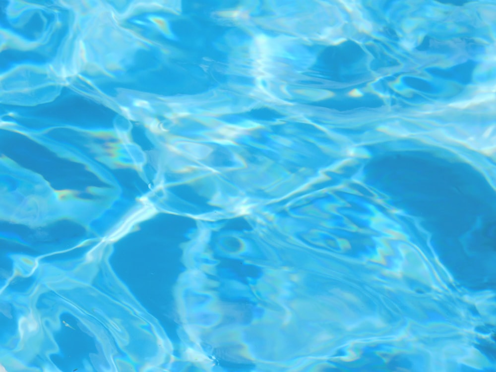 una piscina azul con agua azul clara