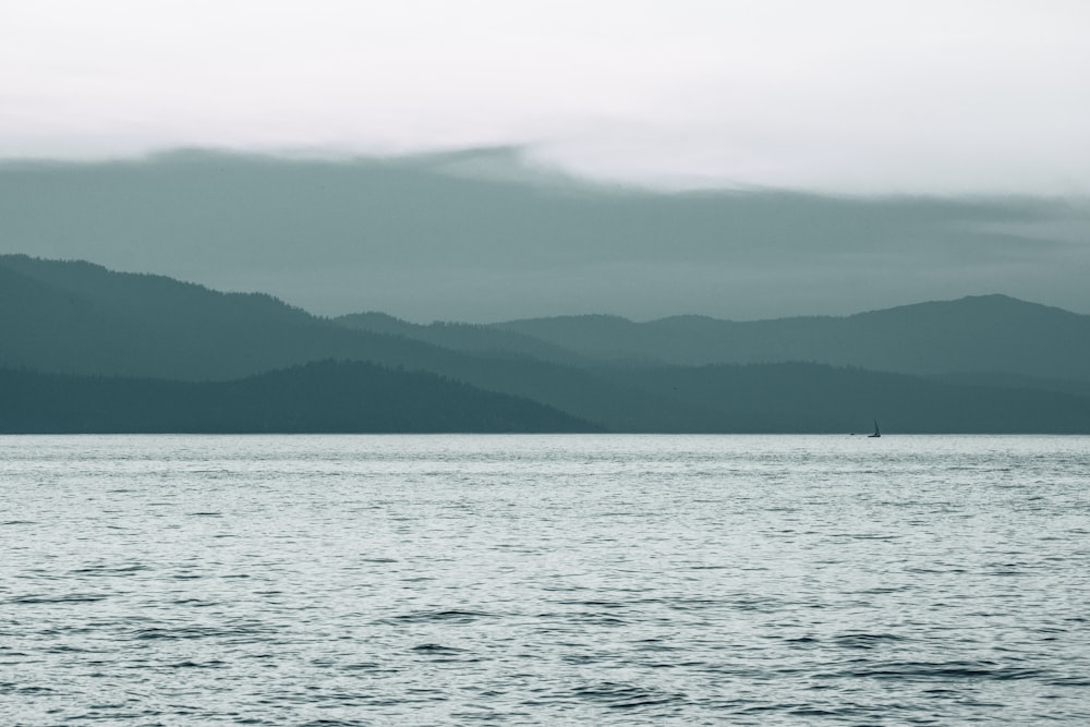 Cuerpo de agua y montañas durante el día