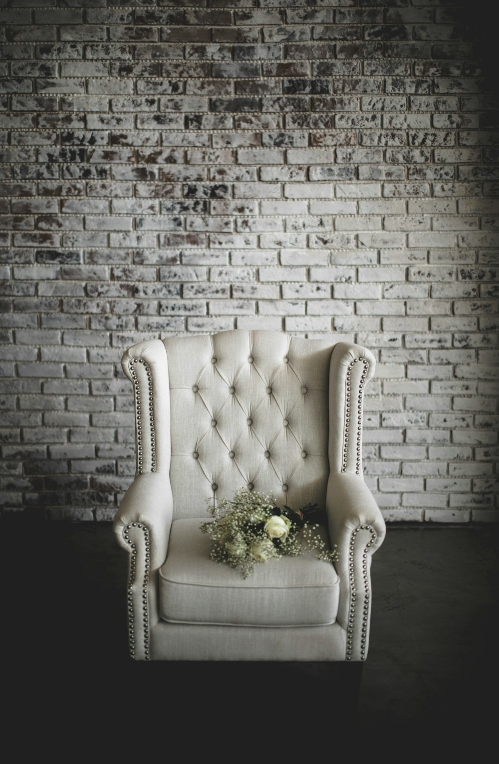 白い肘掛け椅子の上に白い花