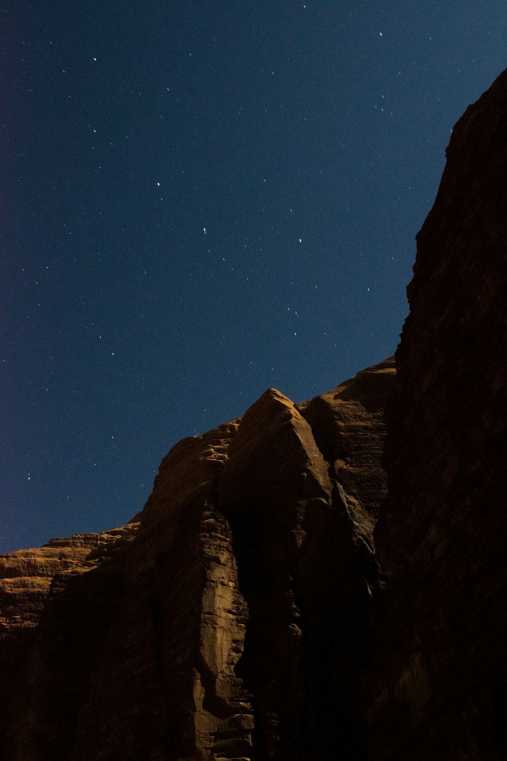 Canyon brun pendant la nuit