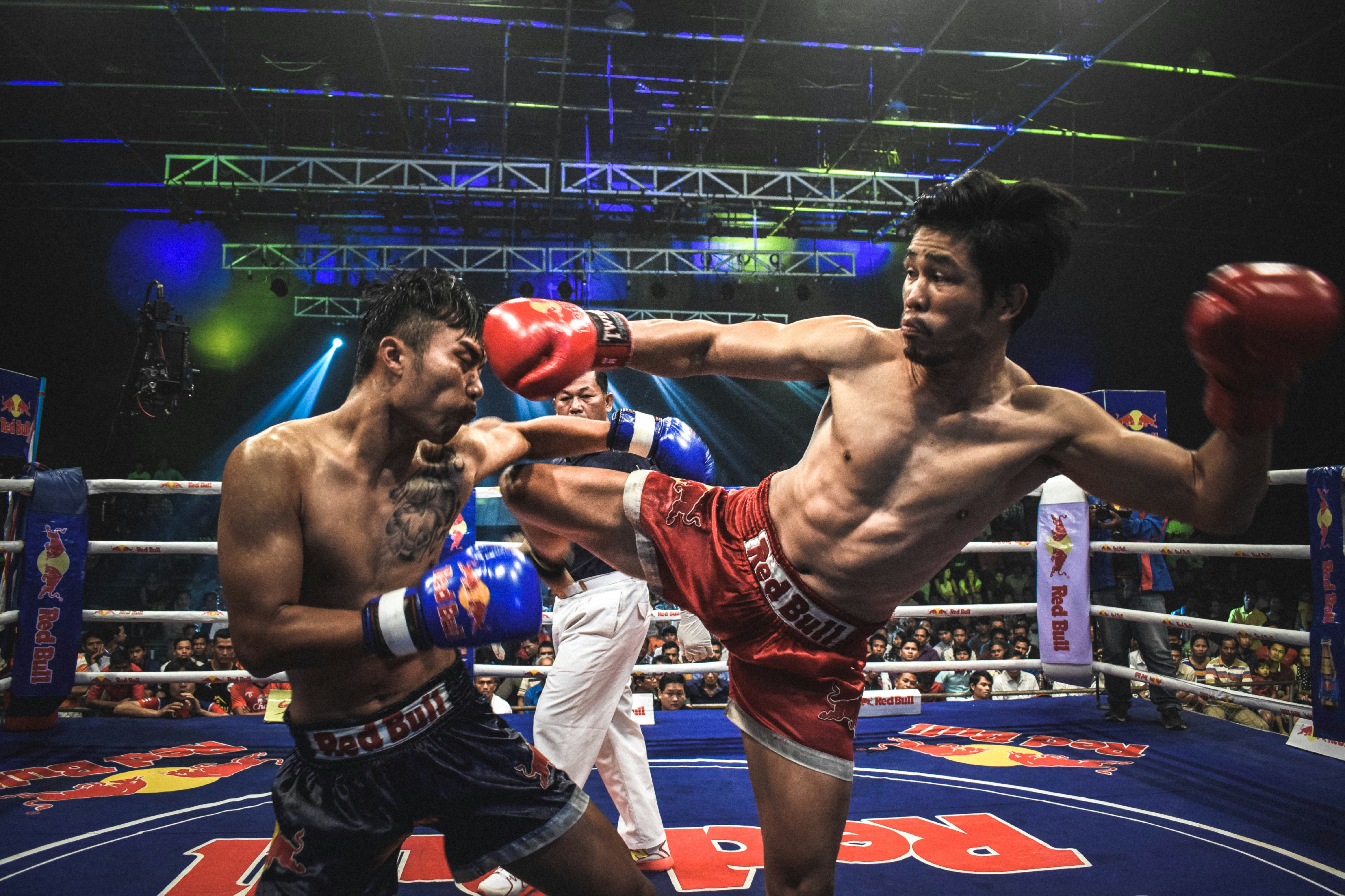 great photo recipe,how to photograph muay thai fight at cambodia; muay thai boxer kick opponent