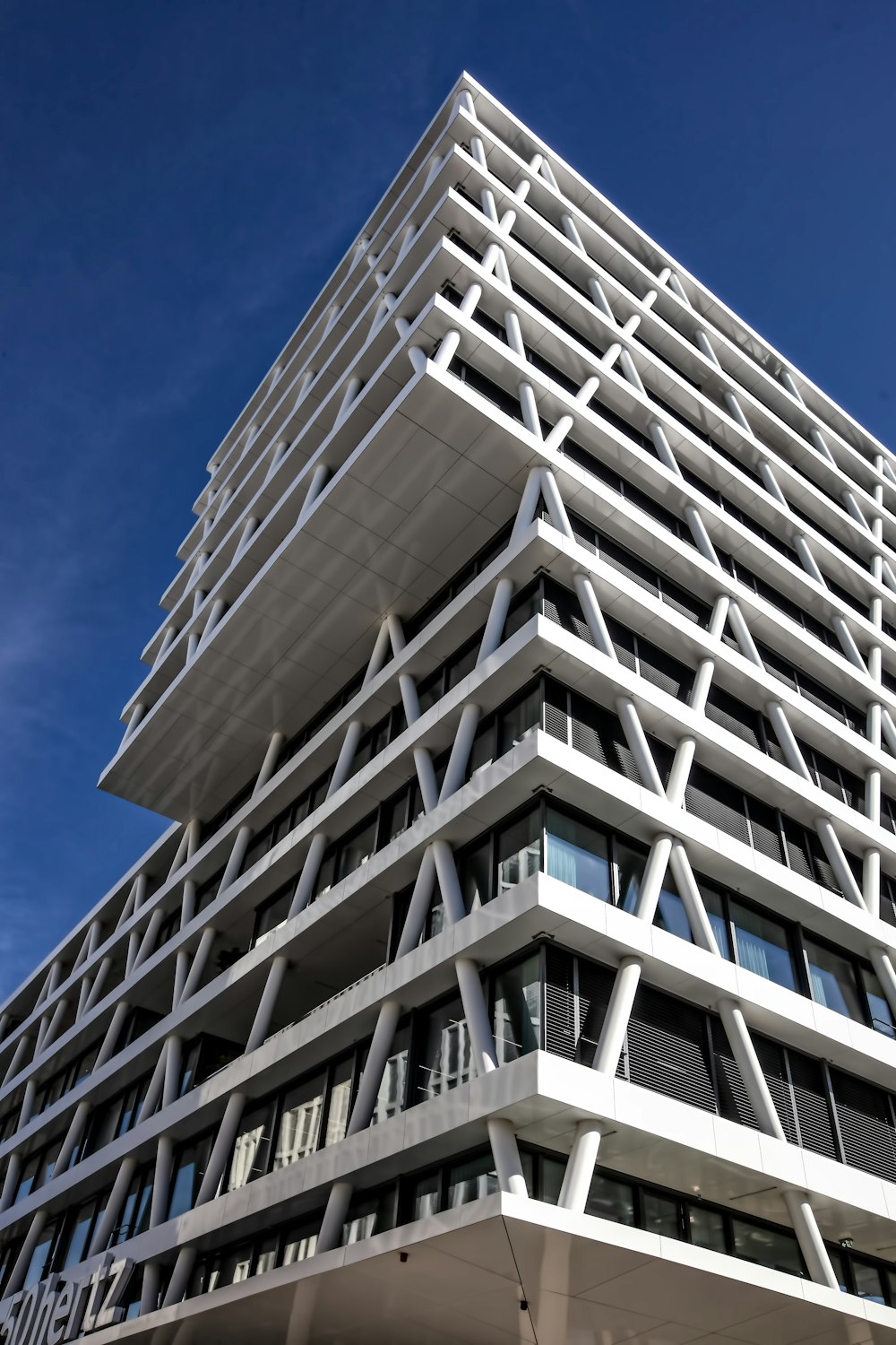 Photographie en contre-plongée de l’architecture, bâtiment en béton