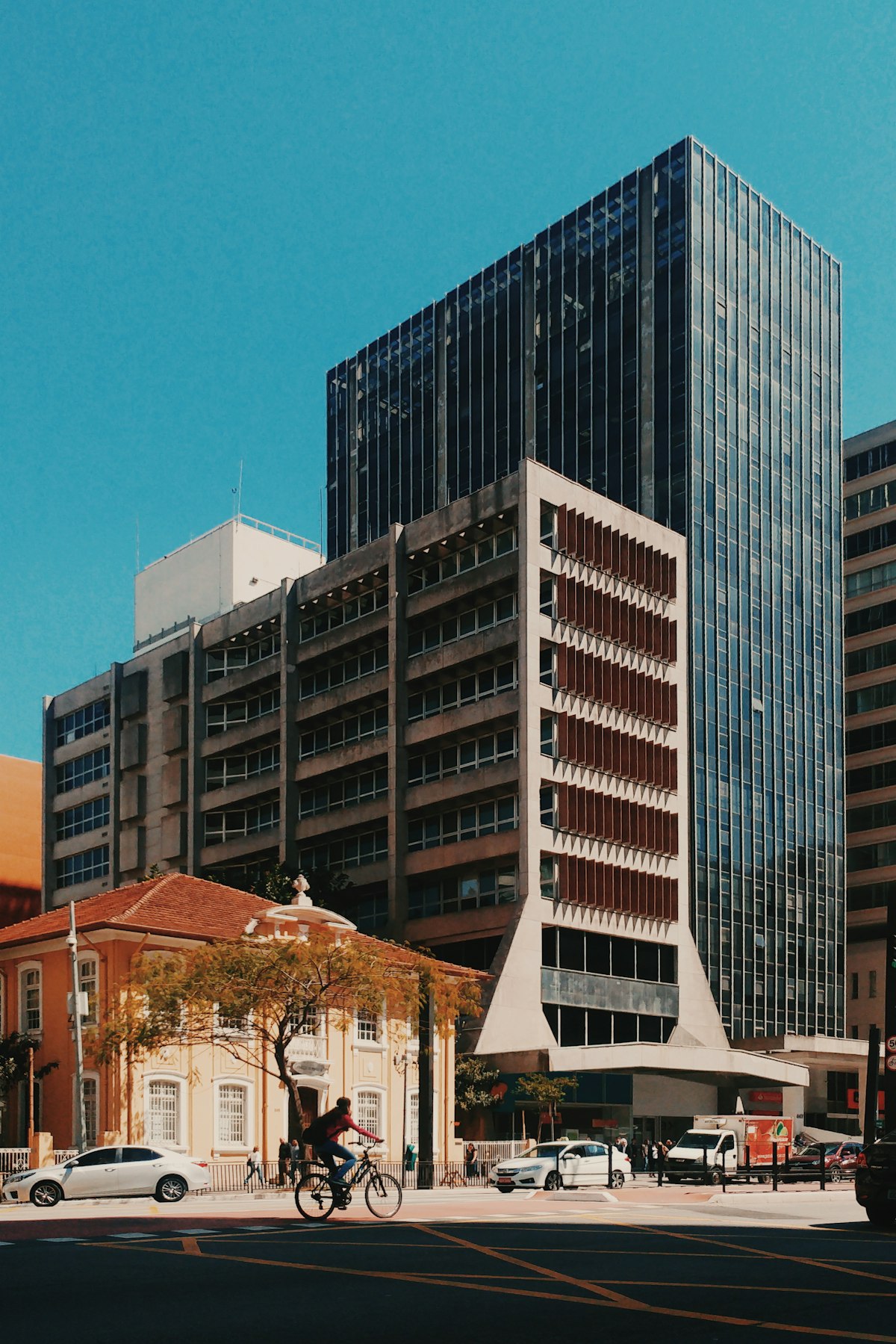 Rua urbana em São Paulo com ciclista — mobilidade no bairro do Butantã