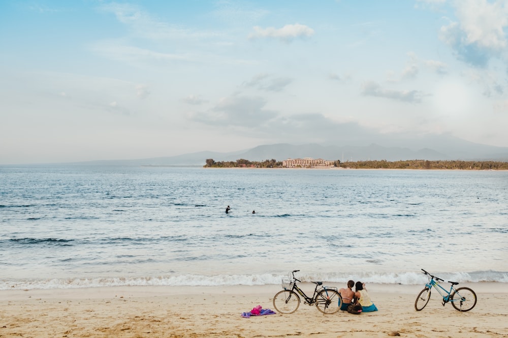 zwei Personen, die tagsüber am Meer sitzen