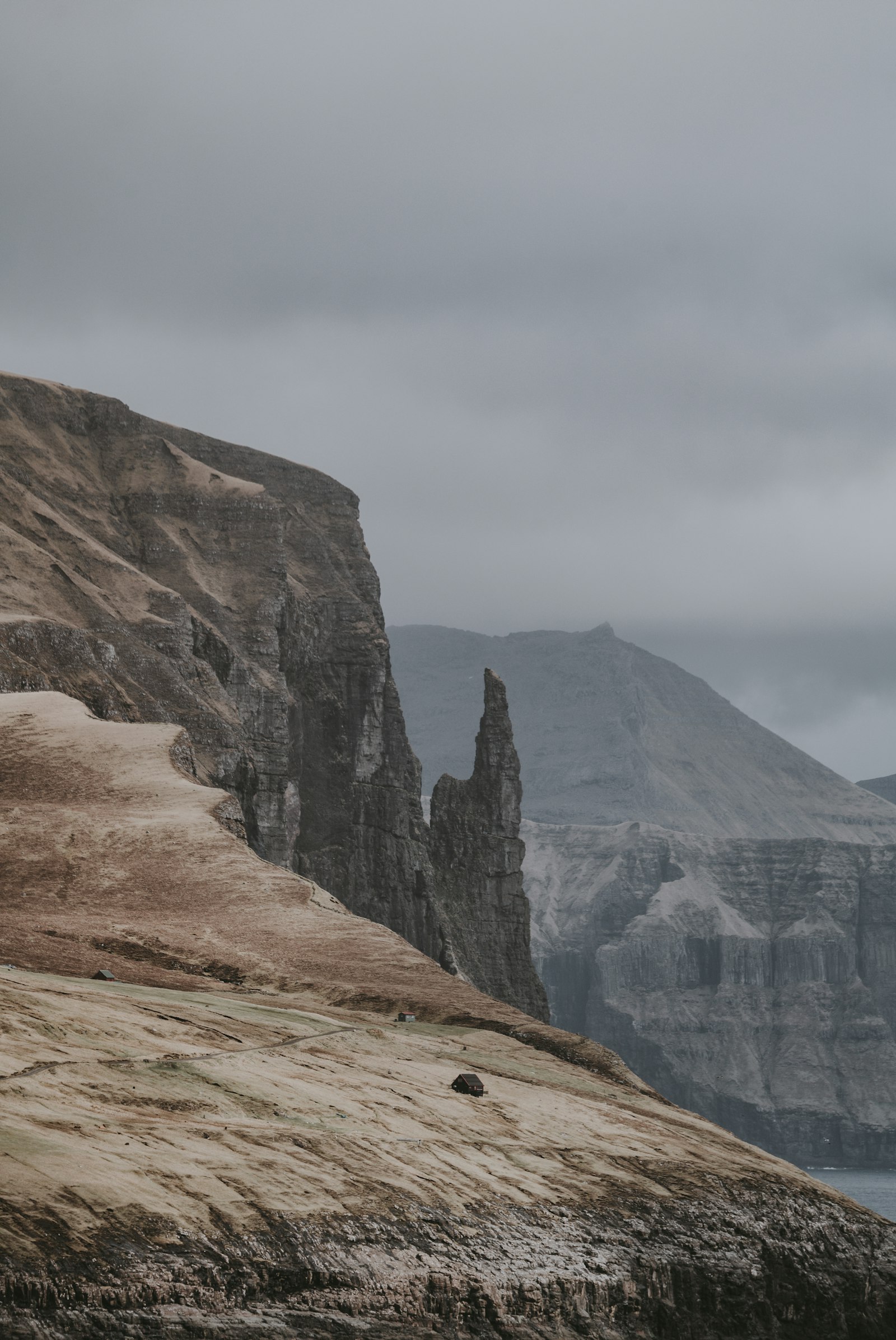 Sony FE 100-400mm F4.5-5.6 GM OSS sample photo. Mountain beside body of photography