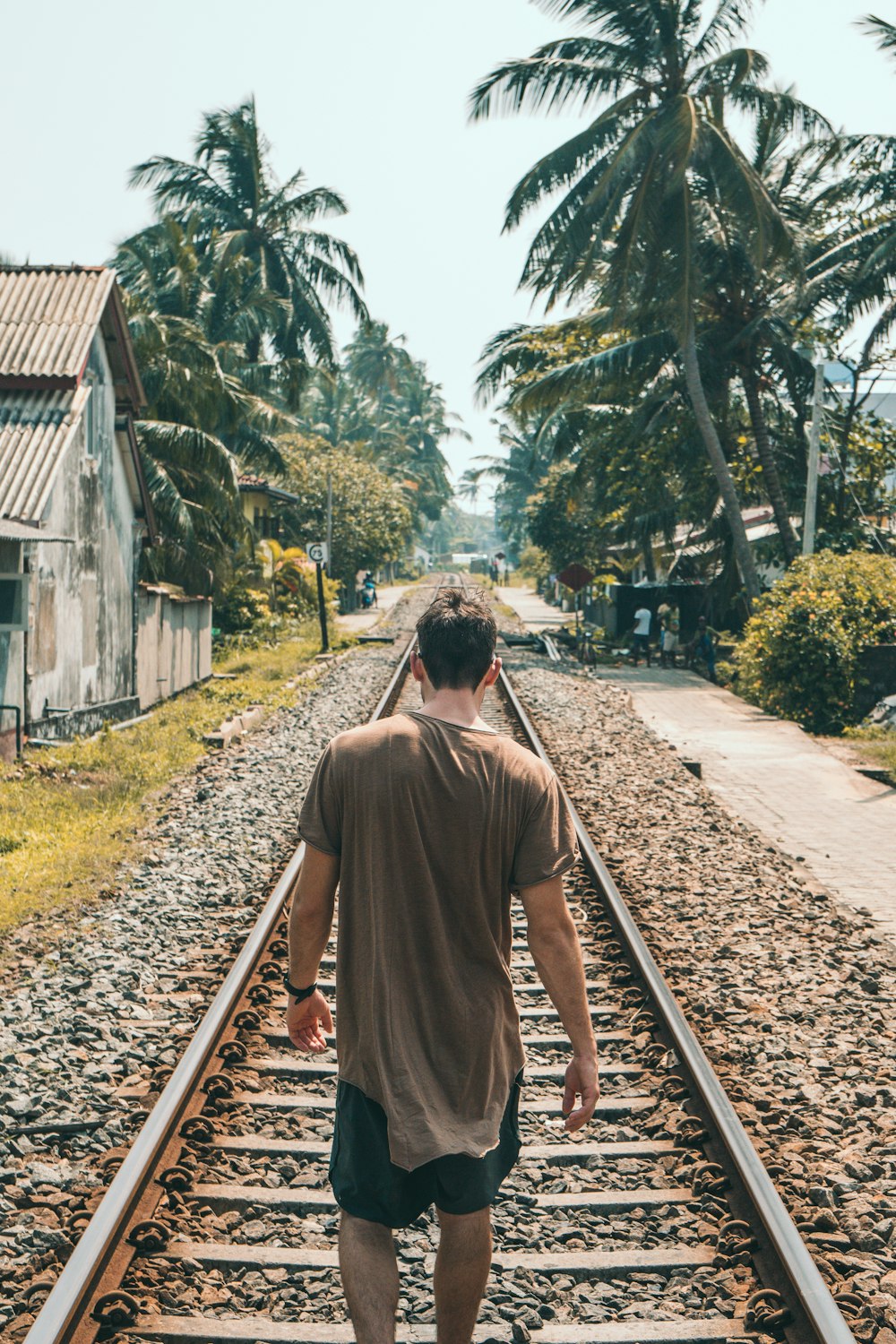 homme marchant devant la voie ferrée