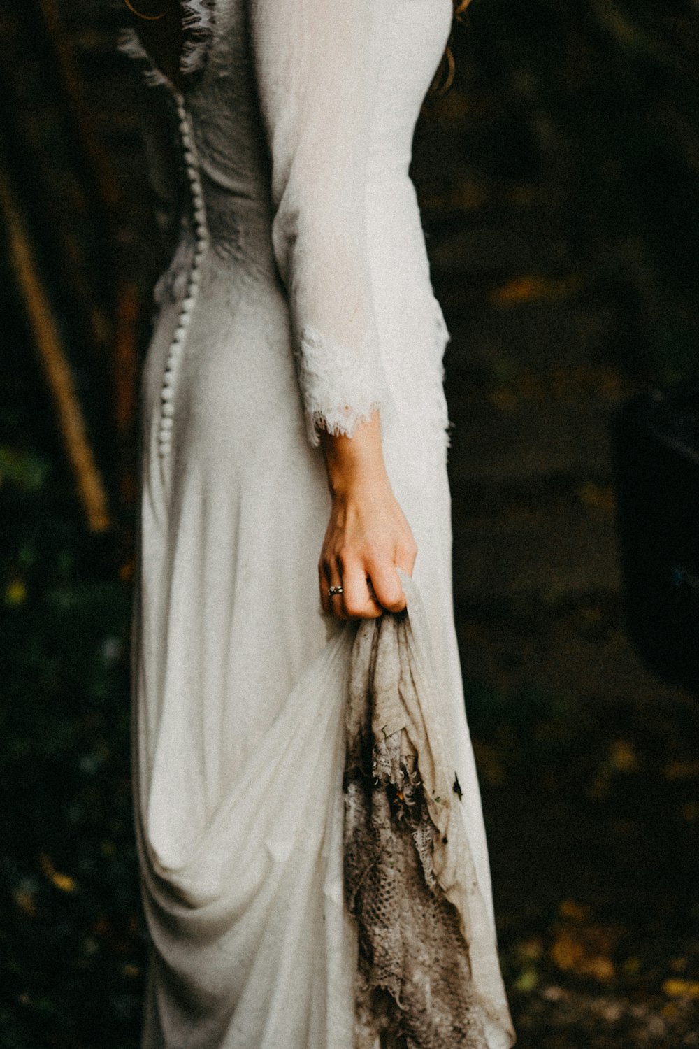 mujer con vestido gris de manga larga