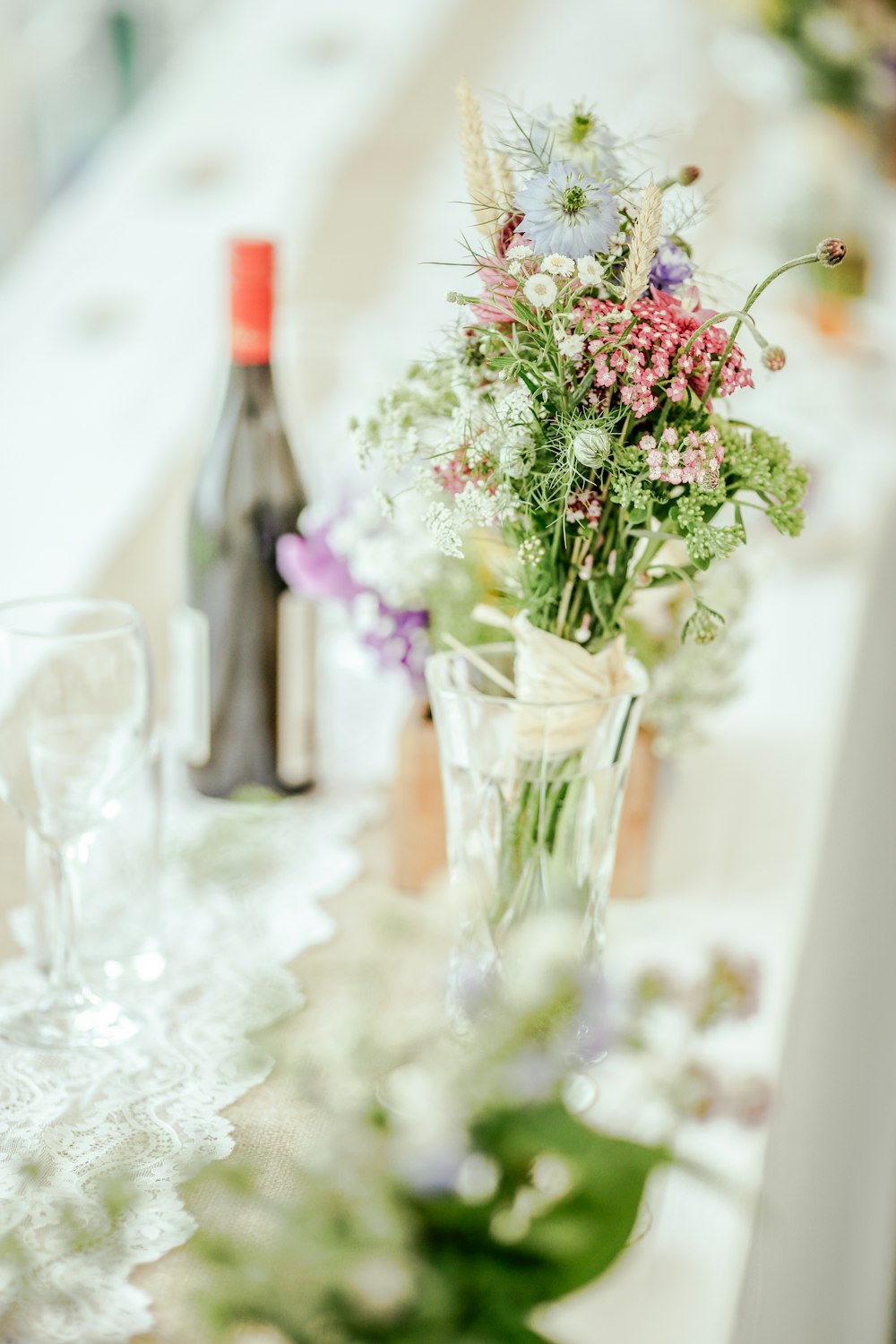 rosa Blütenblätter in der Vase