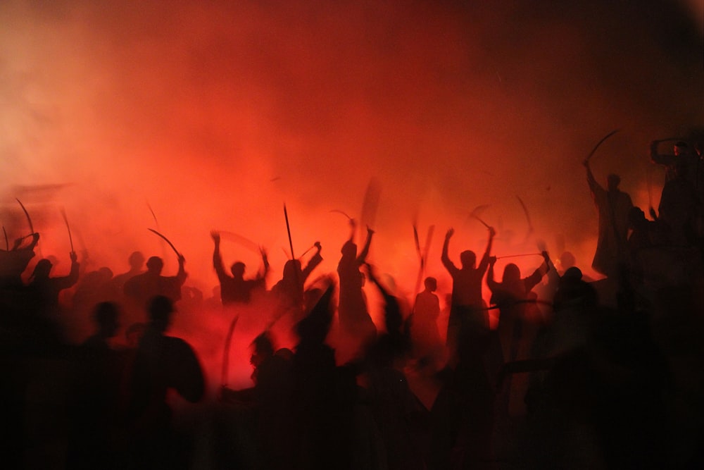 pessoas se reunindo na rua durante a noite