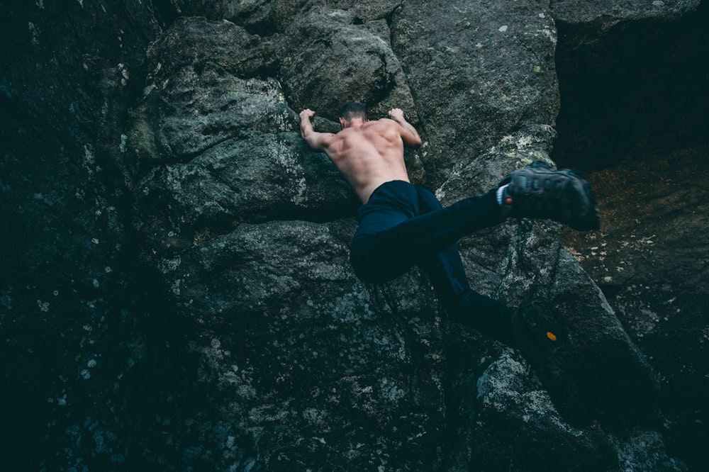 hombre escalada en roca en roca gris