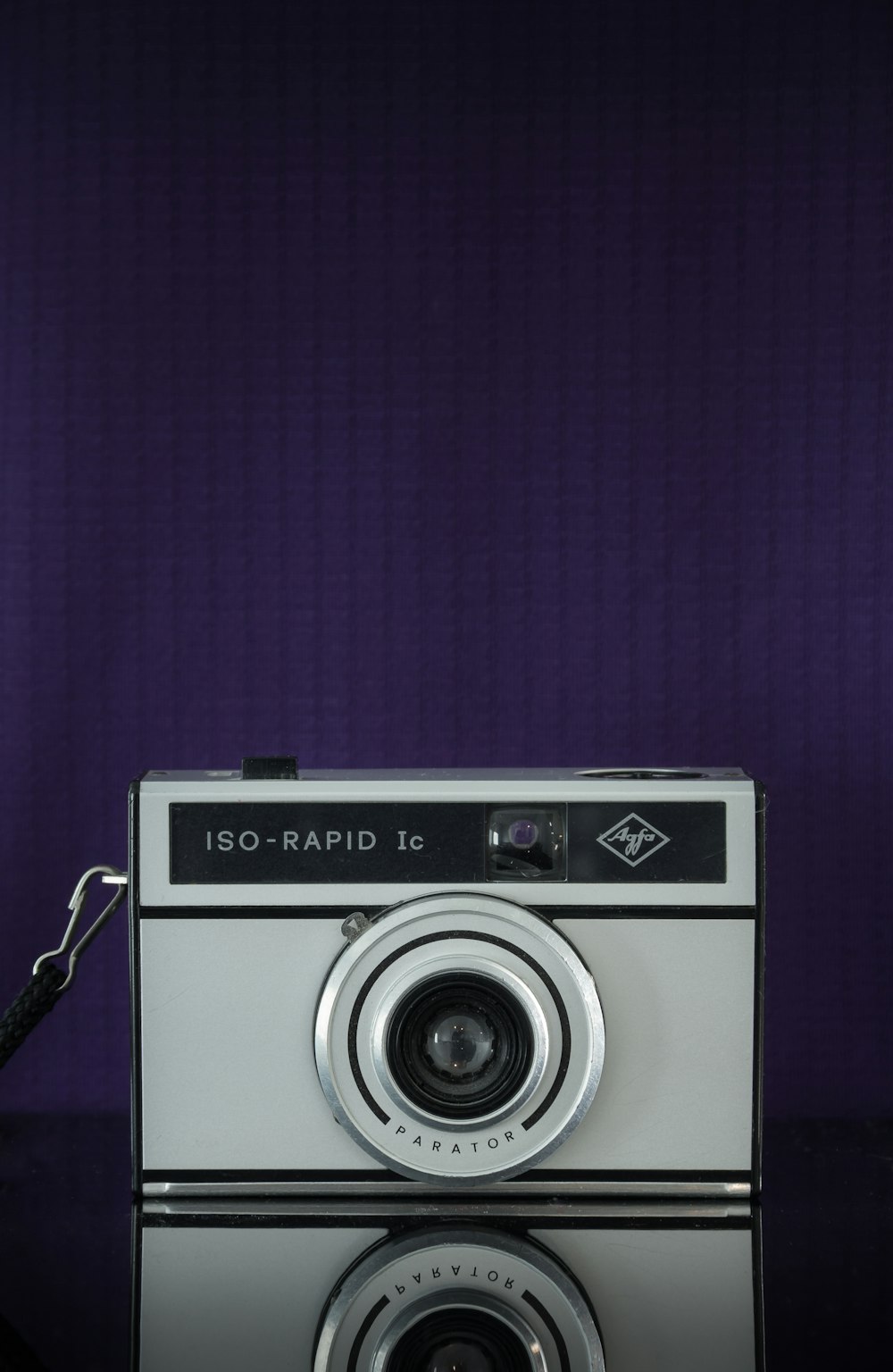 photo en gros plan d’un appareil photo argentique gris