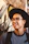 Fotografía de hombre sonriente con lentes negros y sombrero casual