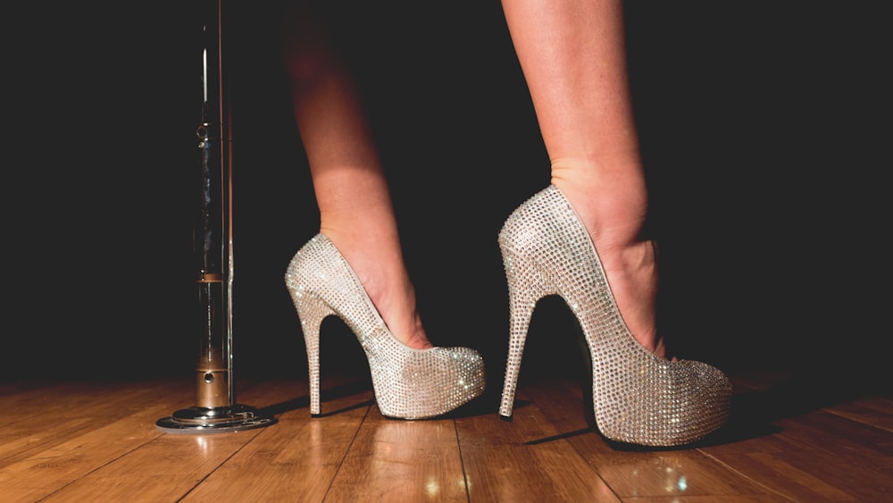 Foto Mujer en tacones de aguja gris – Imagen Zapato en Unsplash