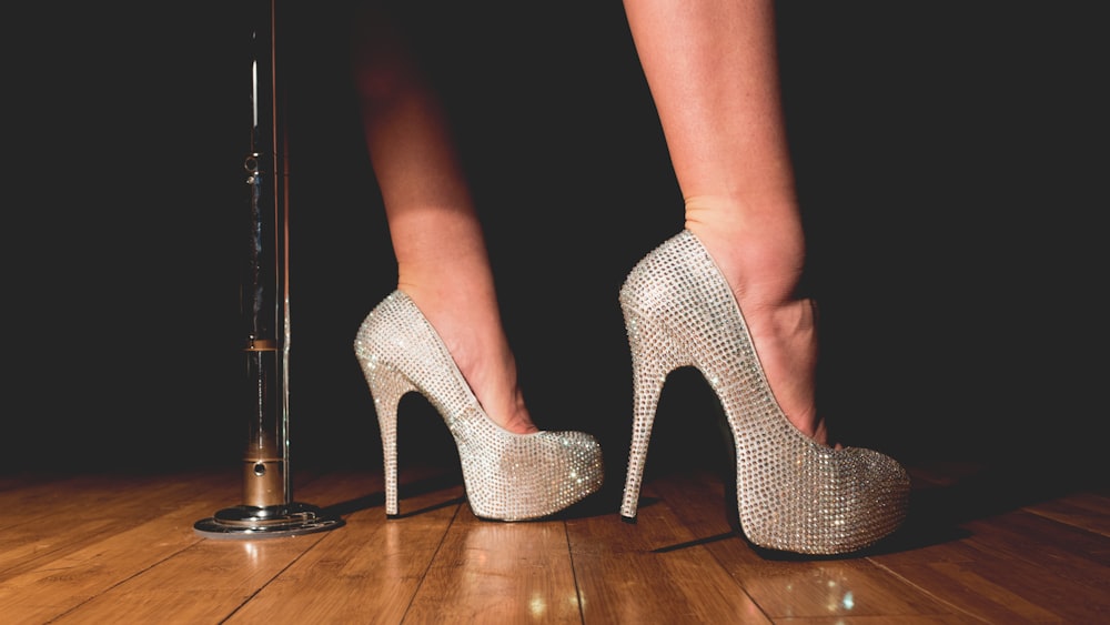 Foto Mujer en tacones de aguja de plataforma gris – Imagen Zapatos gratis  en Unsplash