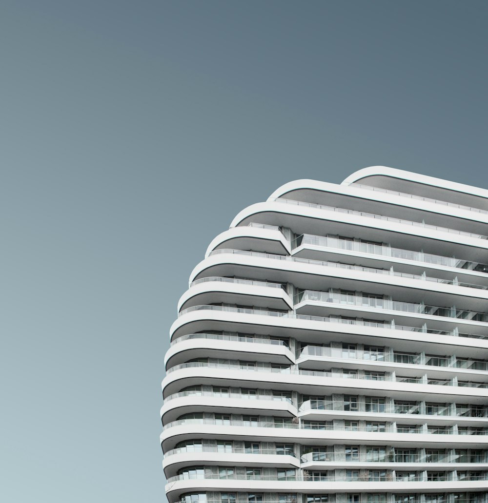 흰색 콘크리트 건물