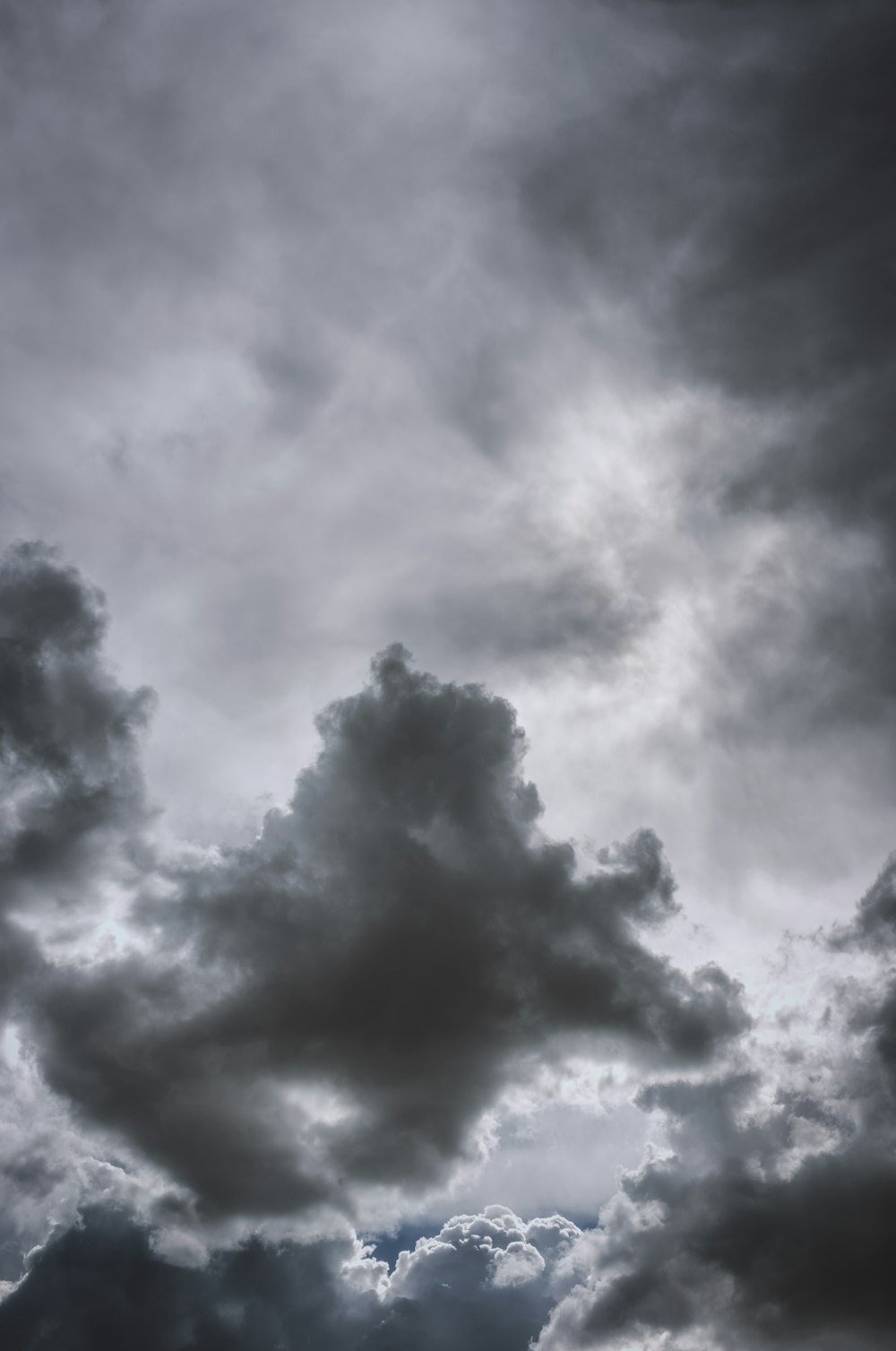 Photo en niveaux de gris de nuages
