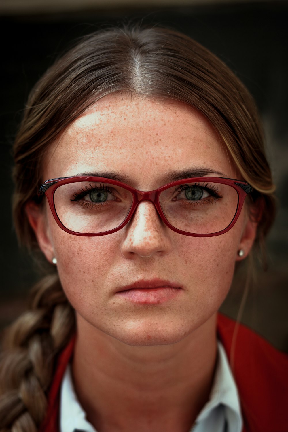 Frau trägt Brille mit rotem Gestell