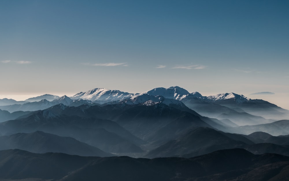 pico de la montaña bajo el cielo azul