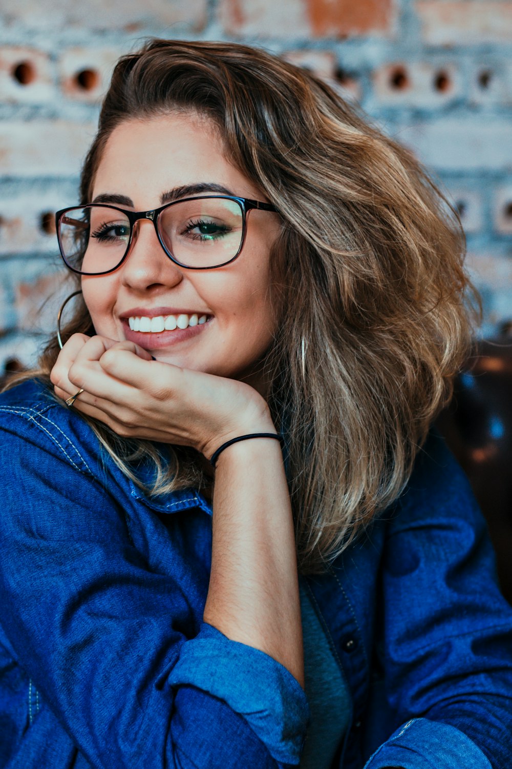 Nahaufnahme einer Frau mit schwarz gerahmter Brille