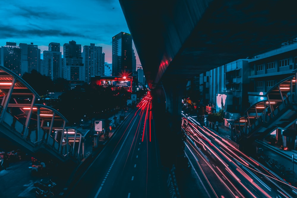 Fotografia time-lapse di veicoli su strada