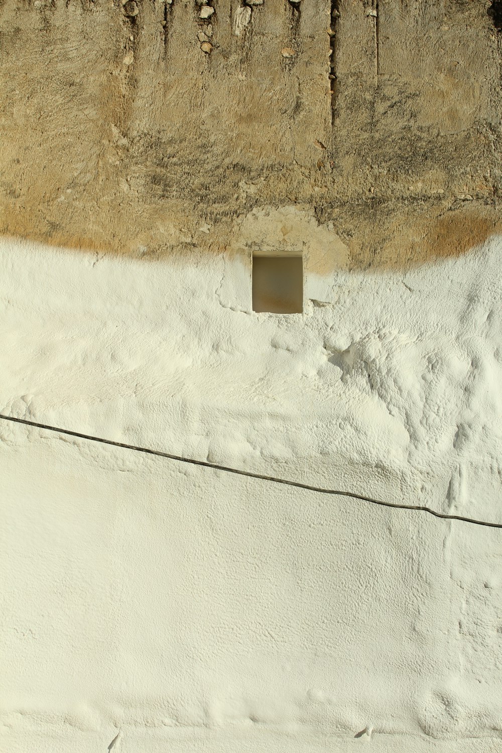 weiß gestrichene Wand mit Loch