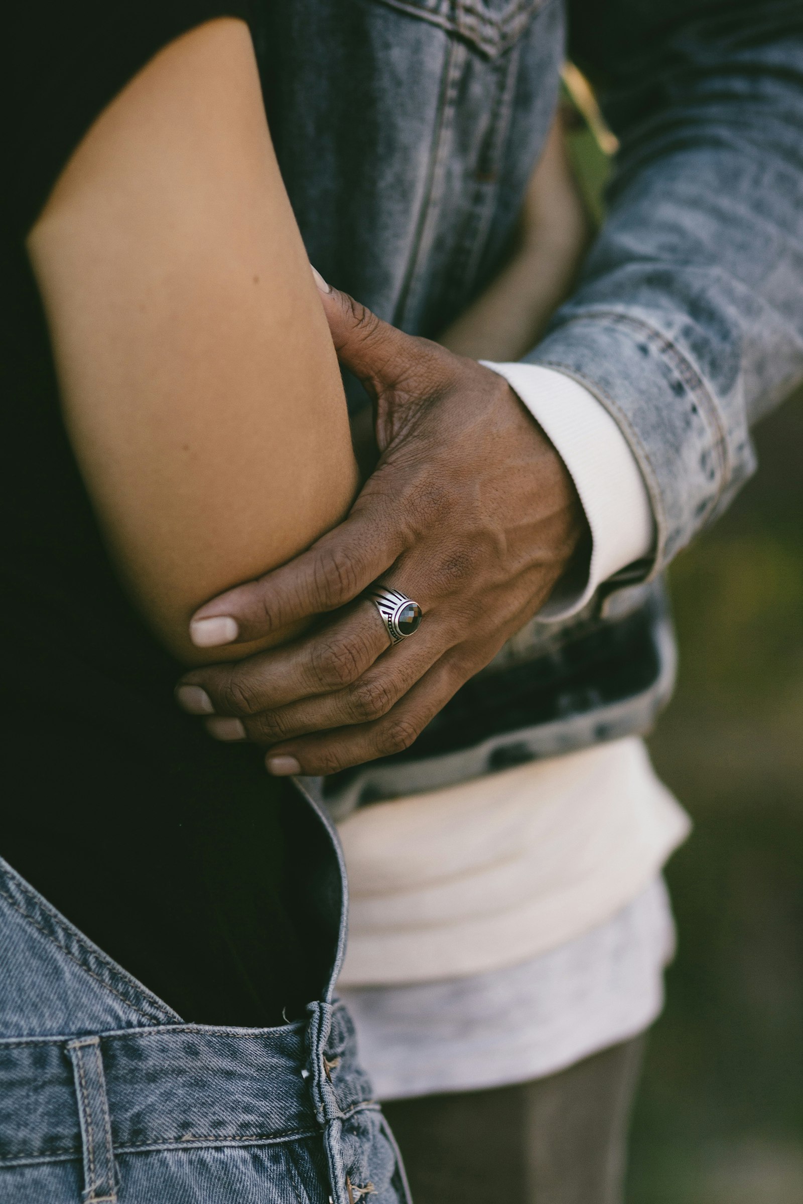 Canon EOS 60D + Sigma 85mm F1.4 EX DG HSM sample photo. Person's hand holding person's photography