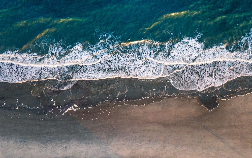 Blick aus der Vogelperspektive auf die Küste und den Sand