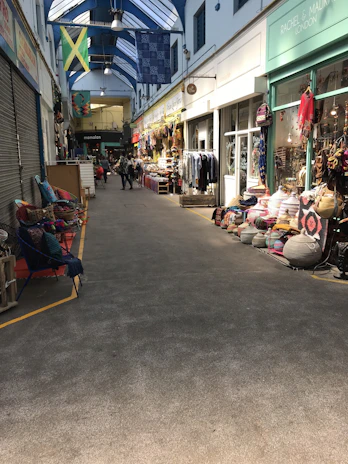 Wide corridor of Plaza Caguán showcasing various local shops and boutiques.