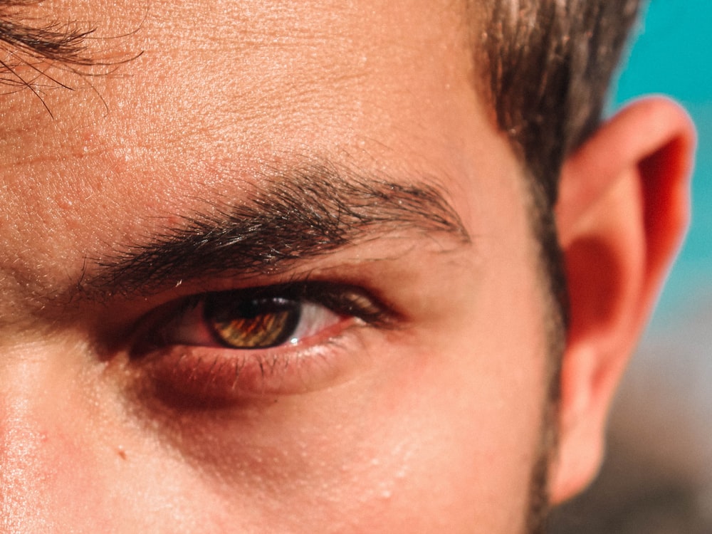 closeup photography of man's eye