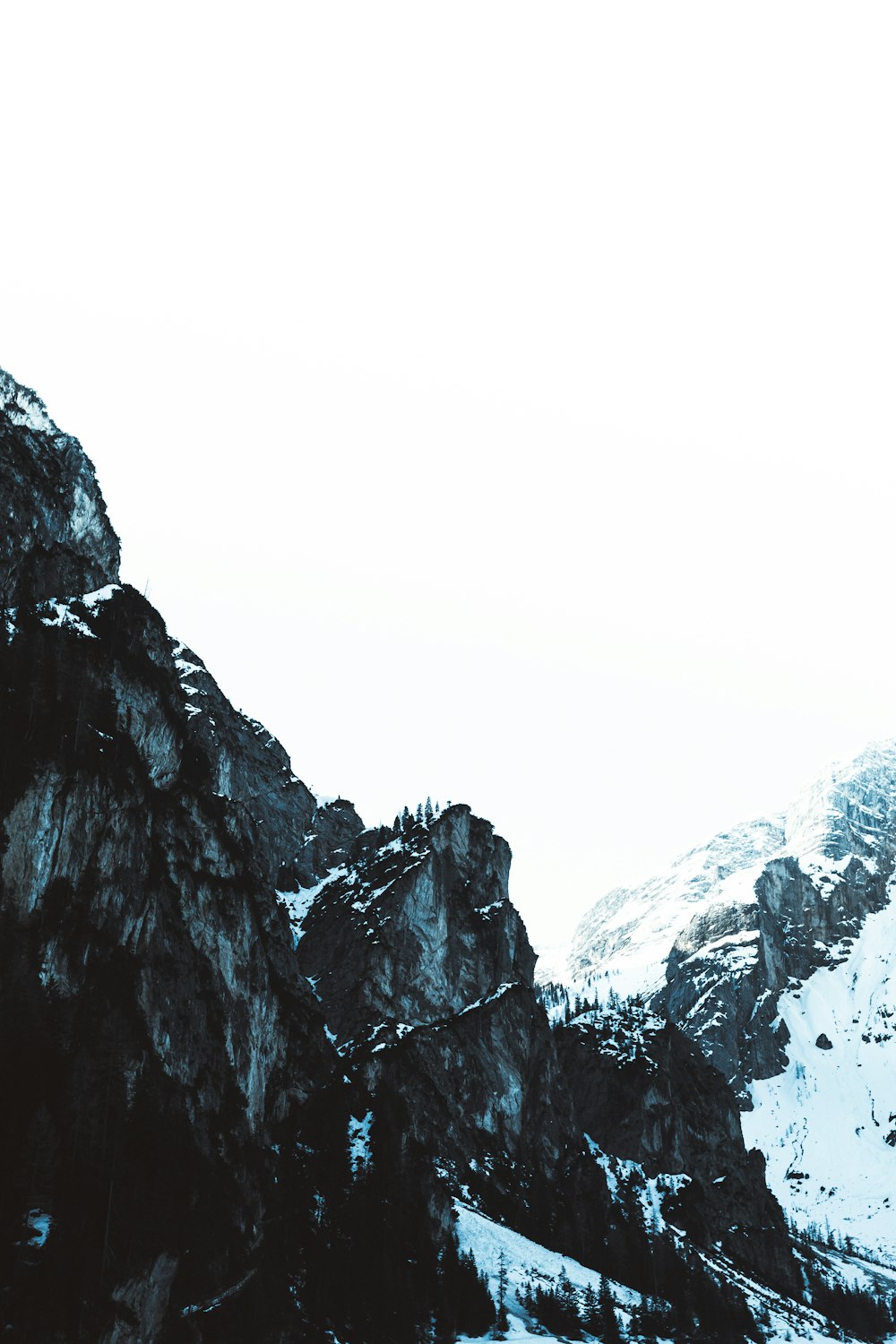 Fotografía de gran angular de las montañas rocosas durante el invierno