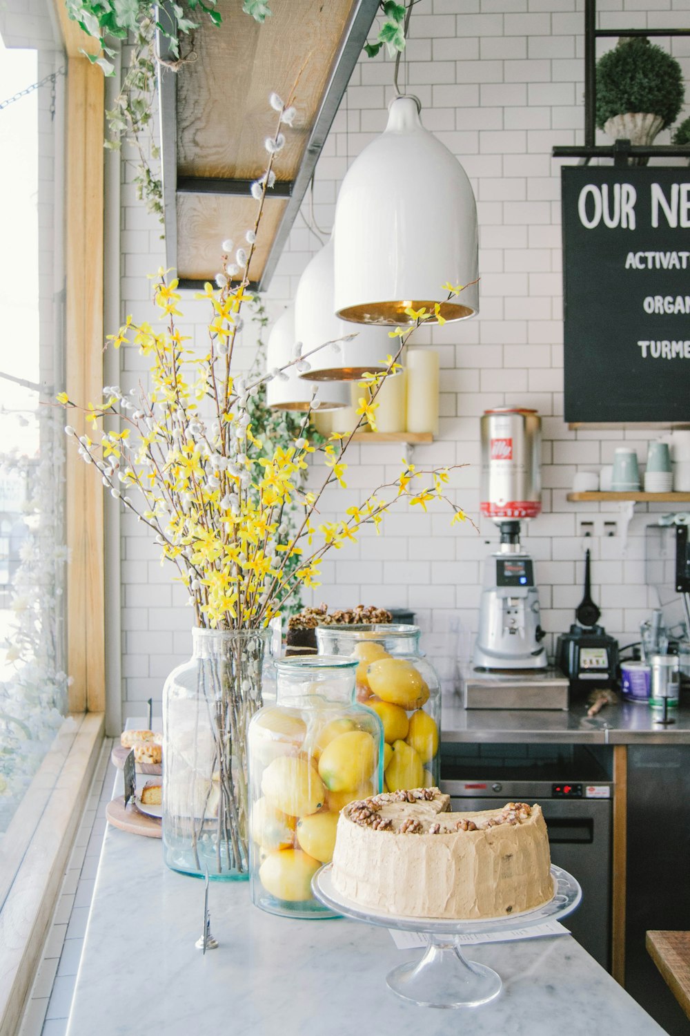 torta al forno vicino ai frutti del limone in un contenitore di vetro in una cucina