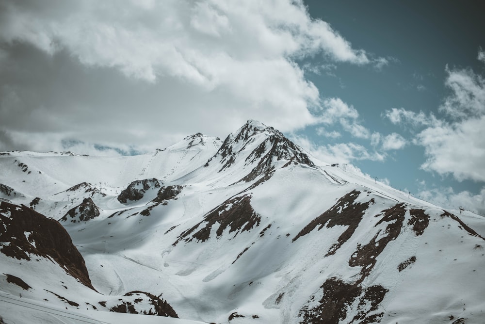 Montanha coberta de neve branca durante o dia