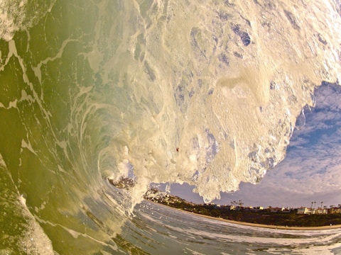 Portrait of oceanographer Sharl Noboa explaining tsunami phenomena