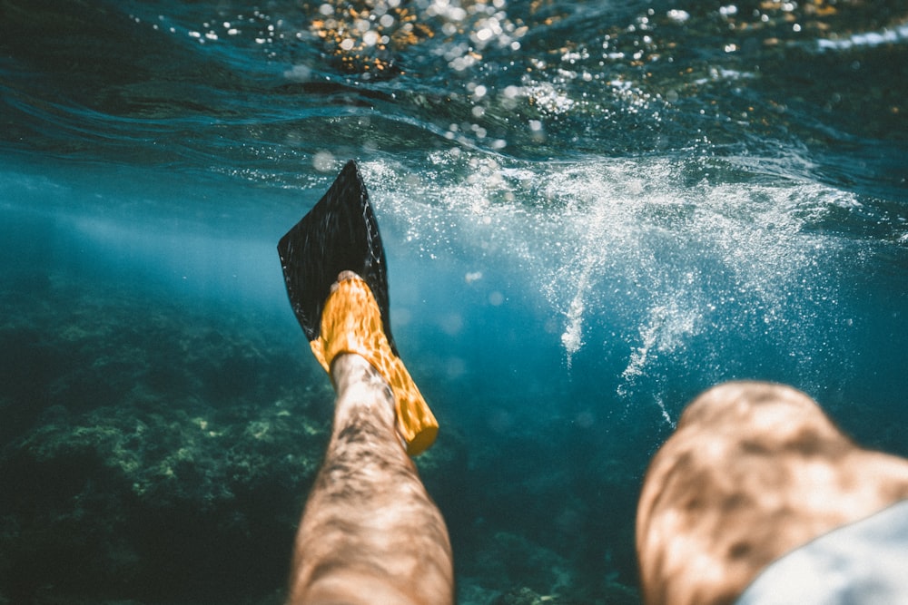 Foto de primer plano de una persona buceando bajo el agua