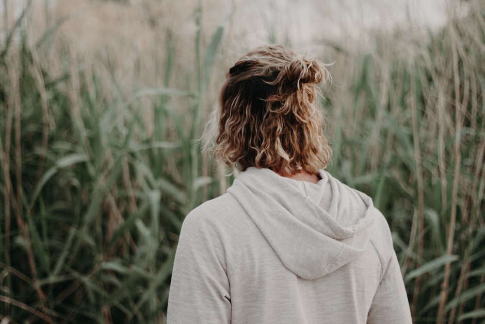 person wearing gray hooded jacket