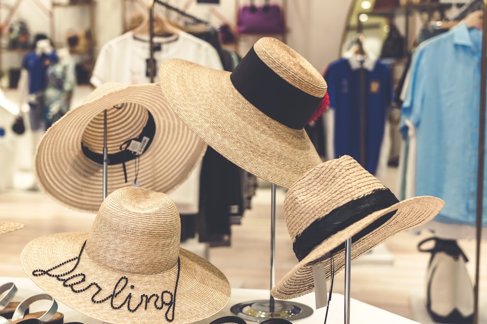 Cuatro sombreros para el sol de mujer en la mesa