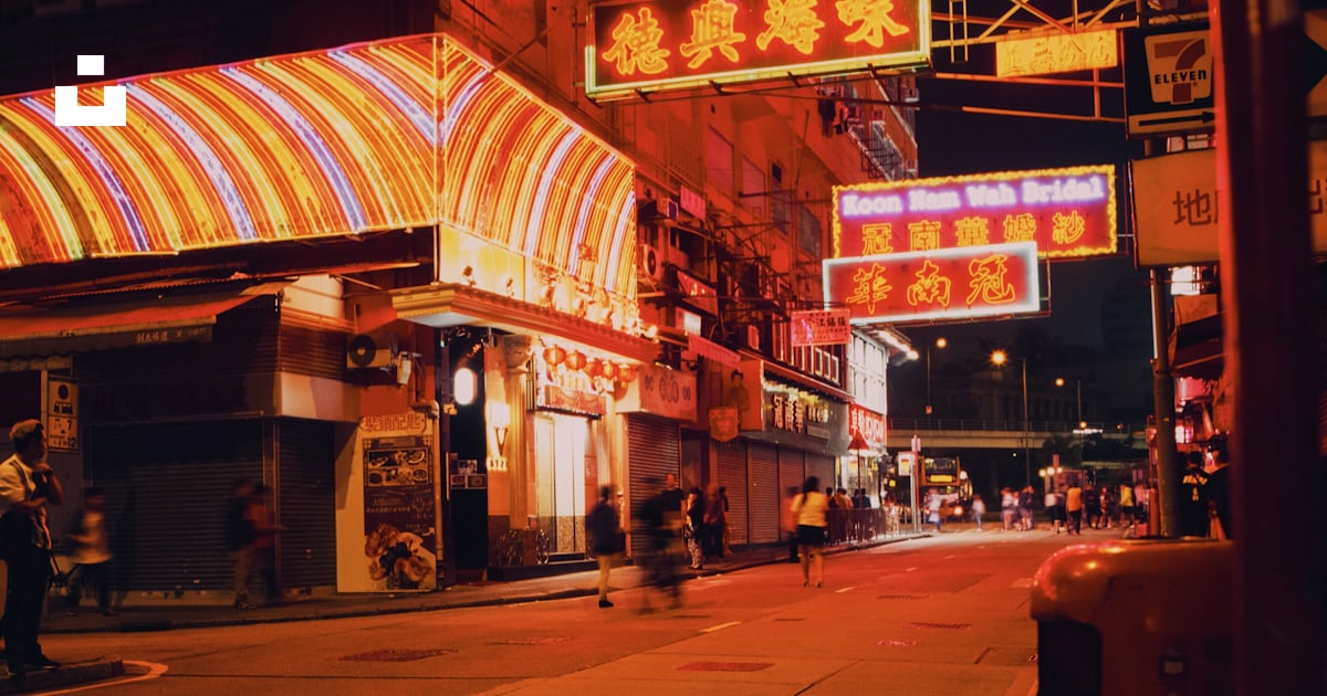 Foto zum Thema Menschen, die an Gebäuden vorbeigehen Kostenloses Bild