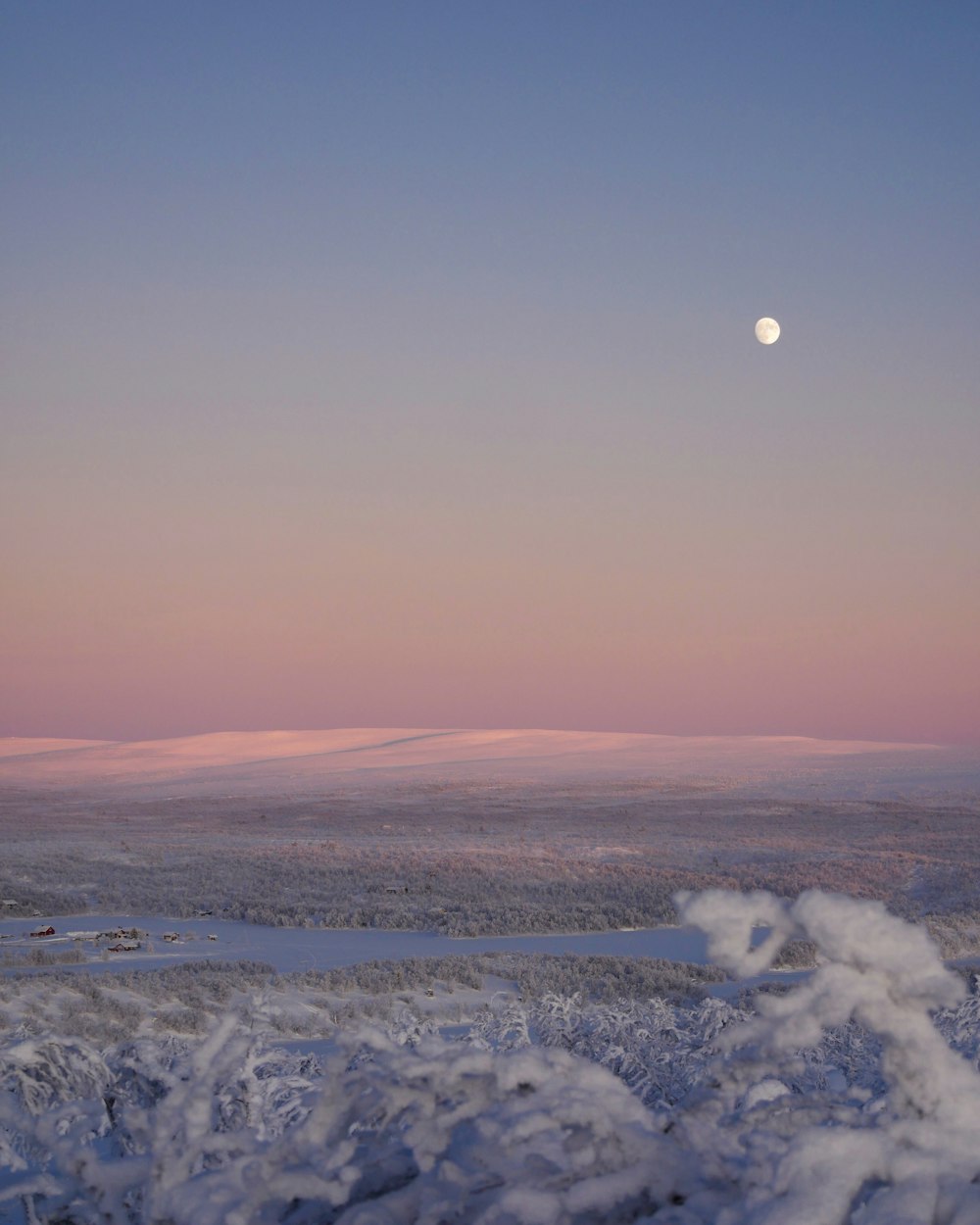 Fotografía de vista aérea del cuerpo de agua durante el amanecer