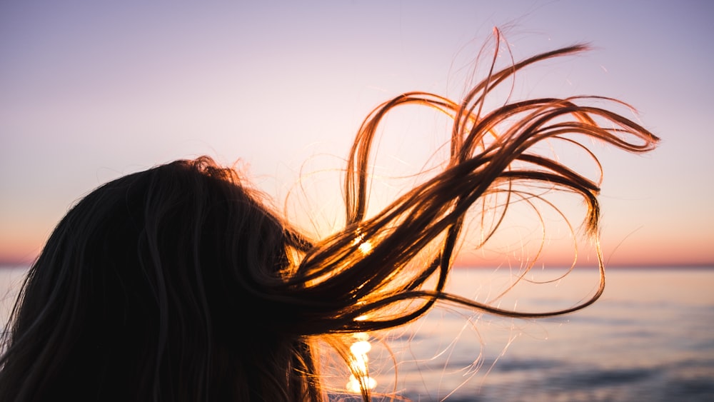 Eine Frau mit ihren Haaren, die im Wind wehen