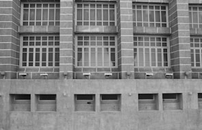 Thermal imaging camera screen showing heat loss areas on a residential building facade.