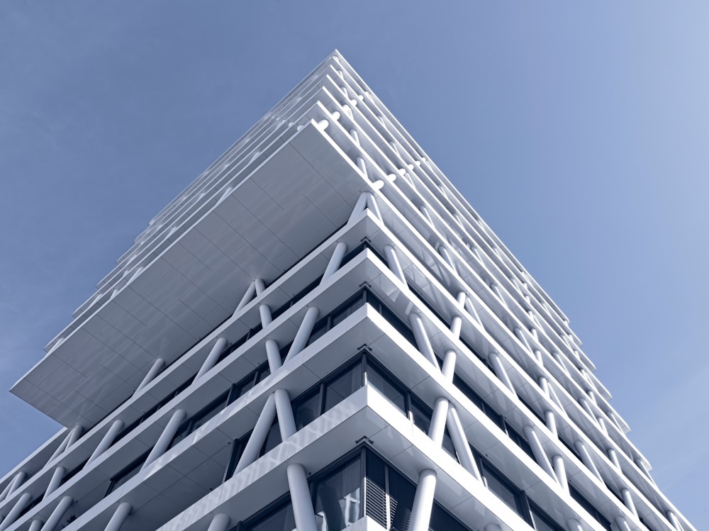 Photo en contre-plongée d’un immeuble de grande hauteur blanc
