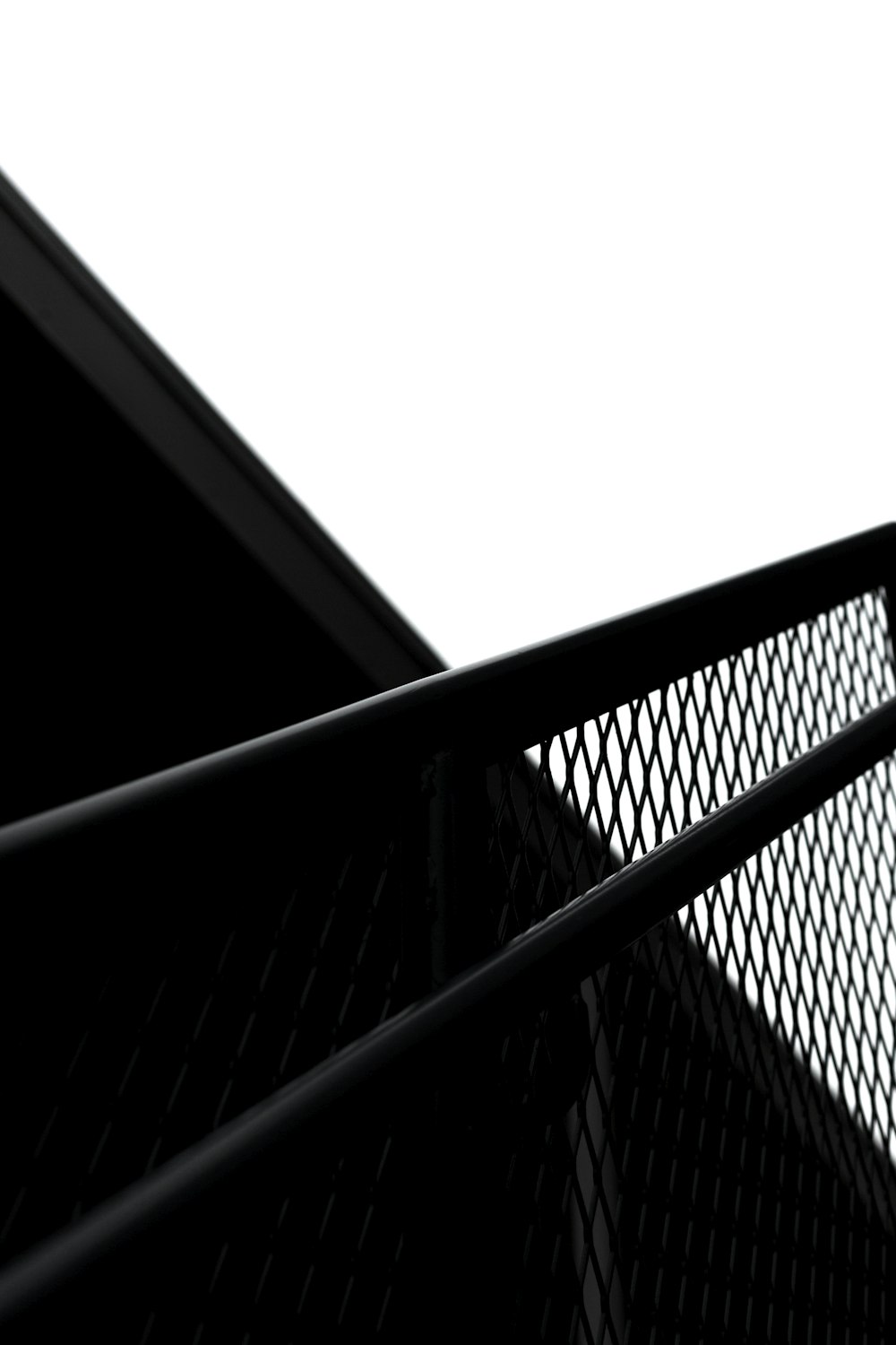 Une photo en noir et blanc d’une clôture métallique