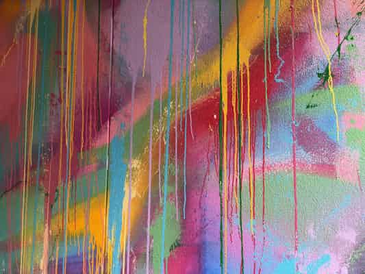 צבעים וצלקות: חולצת העבודה כמצע טיפולי בטיפול באמצעות אומנות