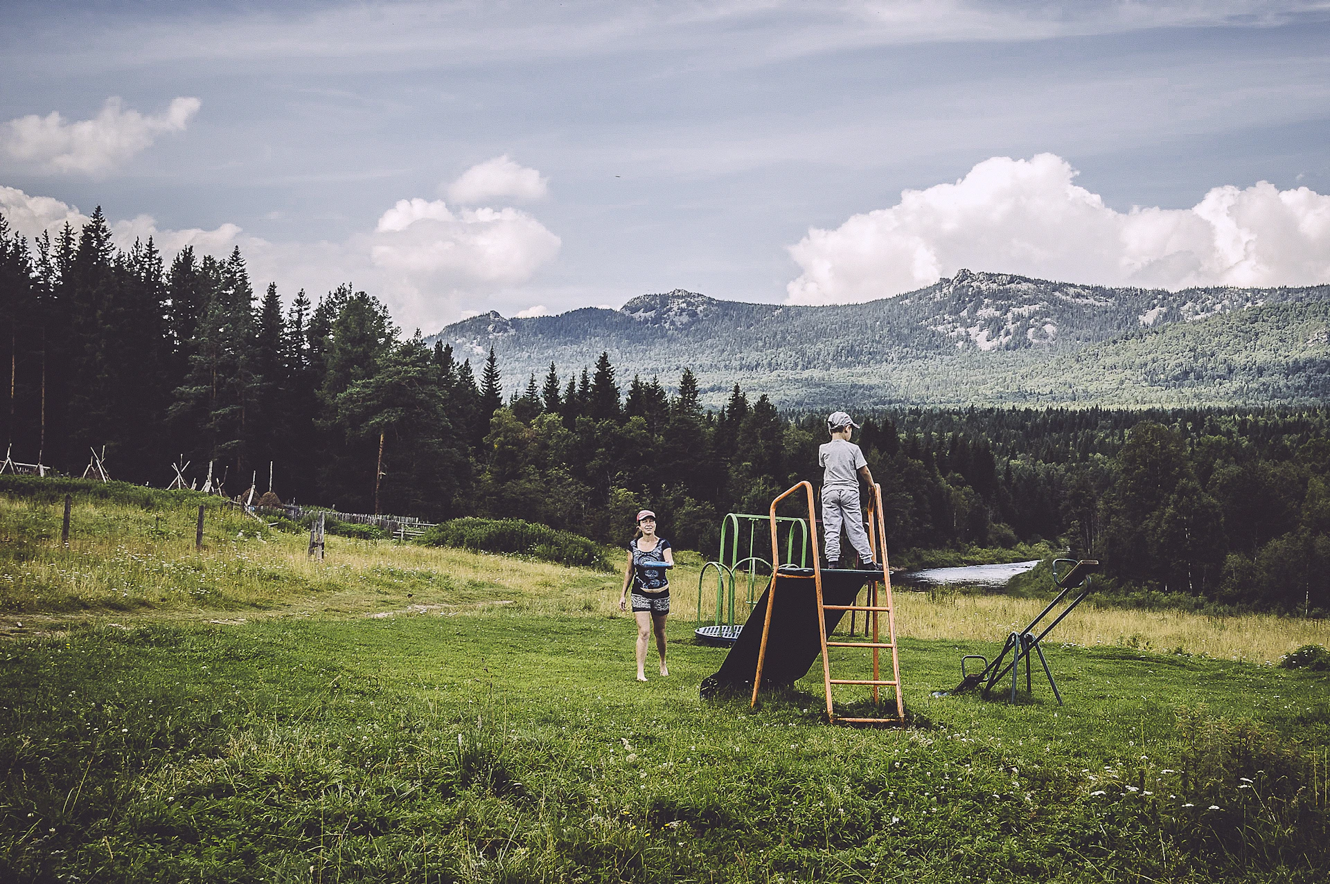 gray computer monitor