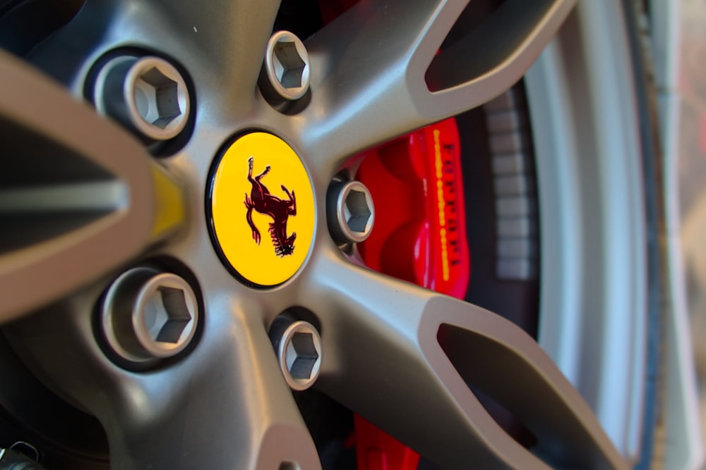 Un primo piano di una ruota con il logo Ferrari